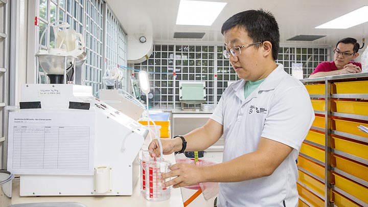 05-mr-deng-lu-showing-mosquito-larvae-couter