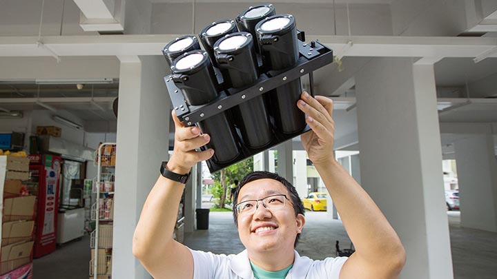 11-mr-deng-lu-checking-mosquitoes-before-releasing